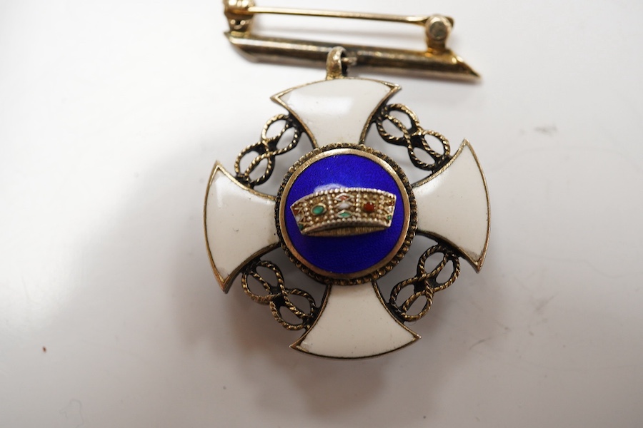 A North American yellow metal and two colour enamelled medallion, 23mm, with suspension brooch, brooch stamped 14k. Condition - fair to good